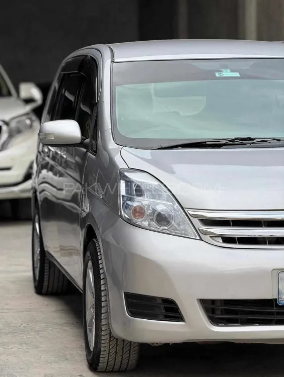 Toyota ISIS 2010 for Sale in Islamabad Image-1