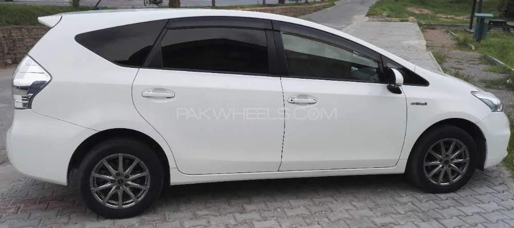 Toyota Prius Alpha 2012 for Sale in Islamabad Image-1