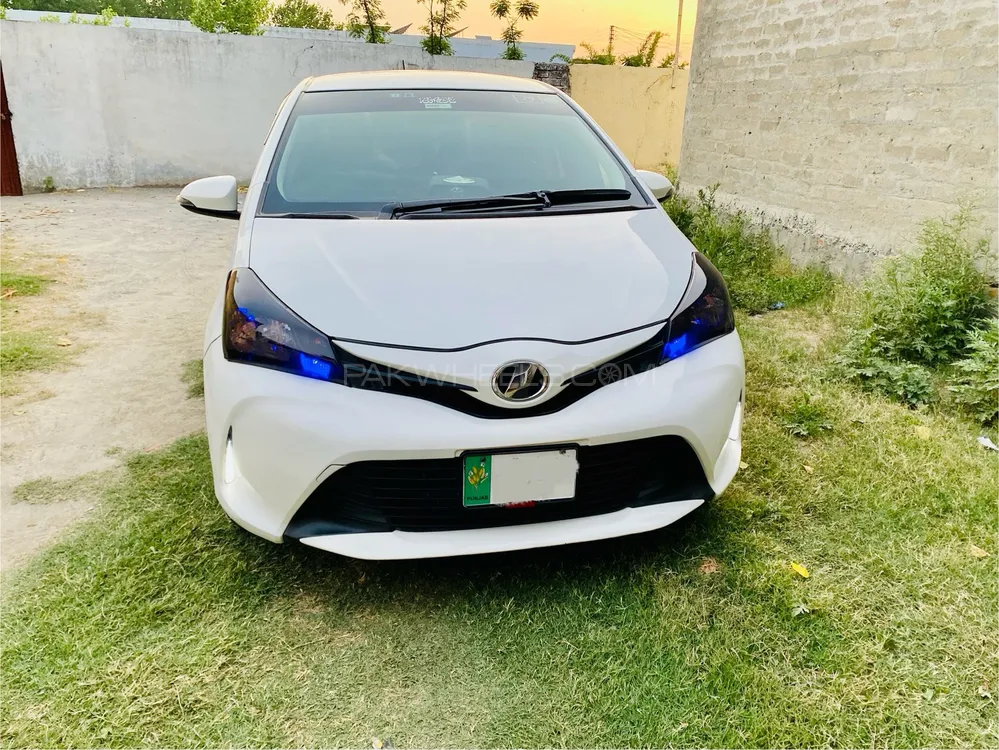 Toyota Vitz 2015 for Sale in Mardan Image-1