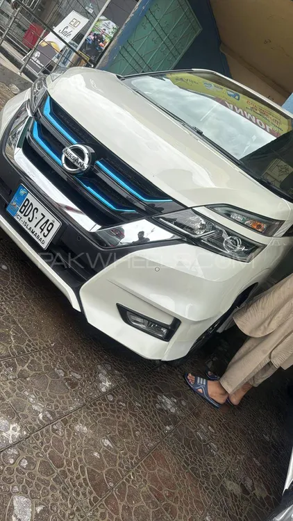 Nissan Serena 2018 for Sale in Islamabad Image-1