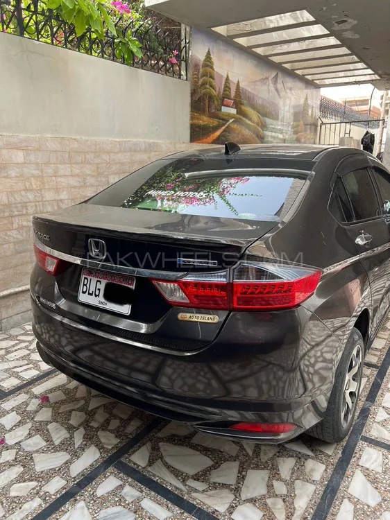 Honda Grace Hybrid 2015 for Sale in Karachi Image-1