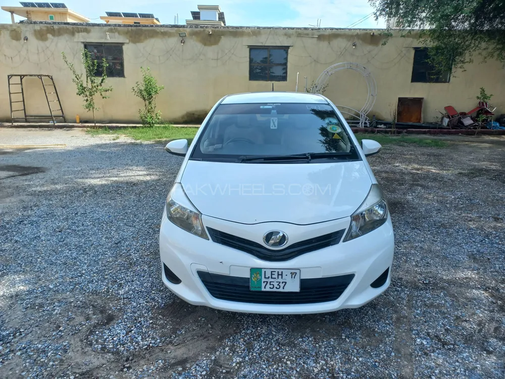 Toyota Vitz 2013 for Sale in Mardan Image-1