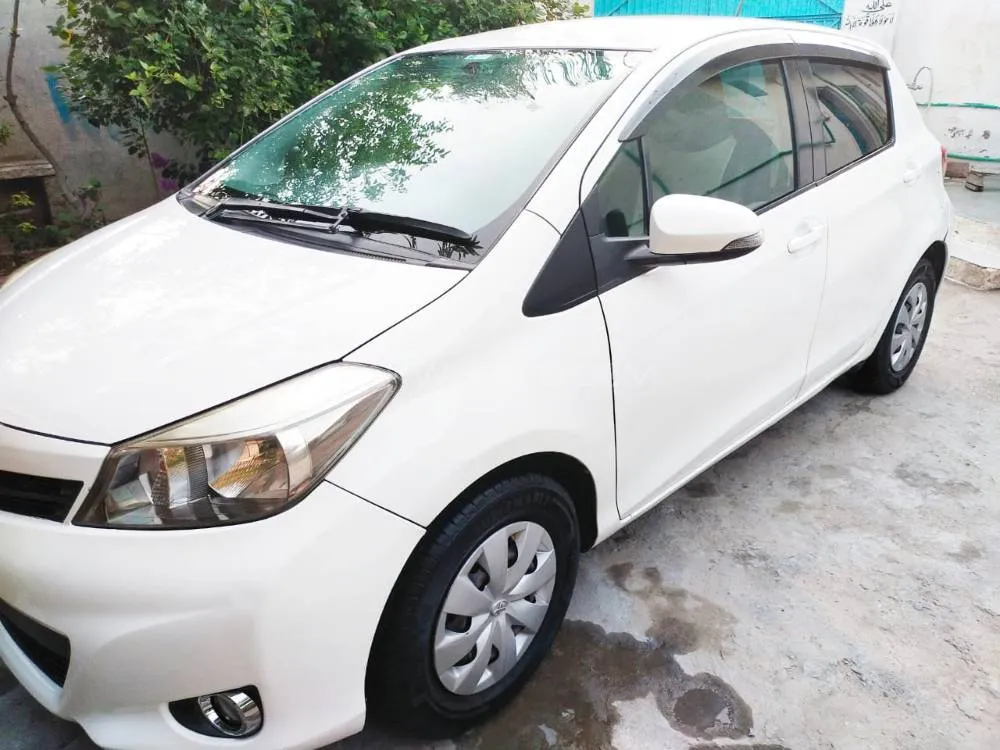 Toyota Vitz 2012 for Sale in Mardan Image-1