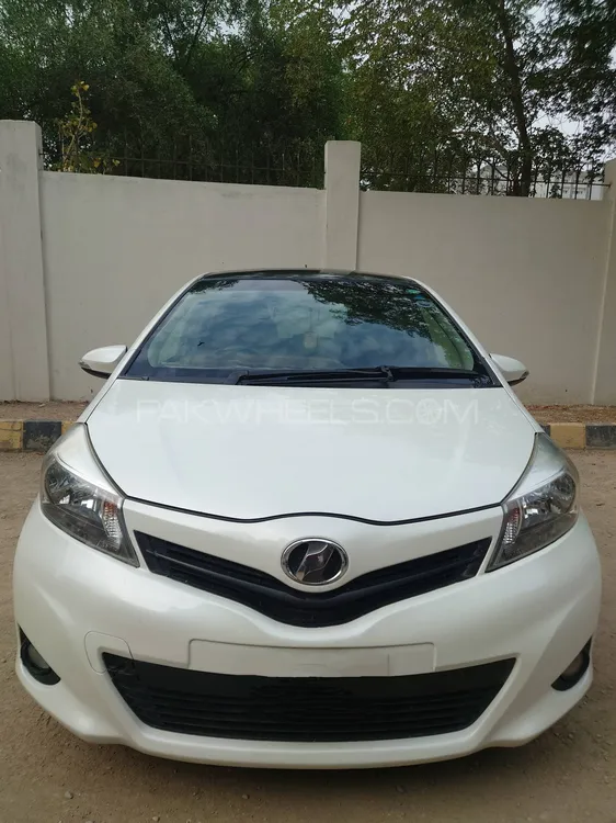 Toyota Vitz 2014 for Sale in Karachi Image-1