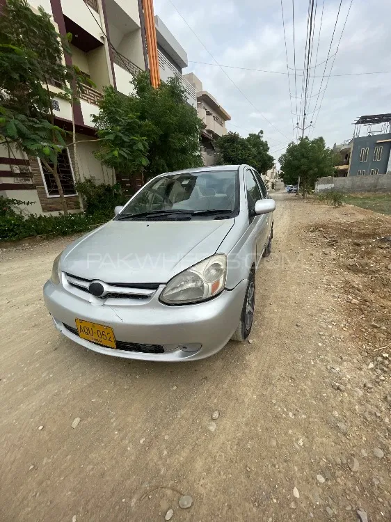 Toyota Platz 2004 for Sale in Karachi Image-1