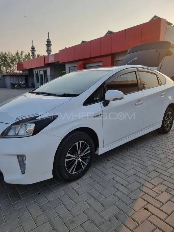 Toyota Prius 2013 for Sale in Mardan Image-1
