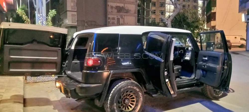 Toyota Fj Cruiser 2011 for Sale in Karachi Image-1