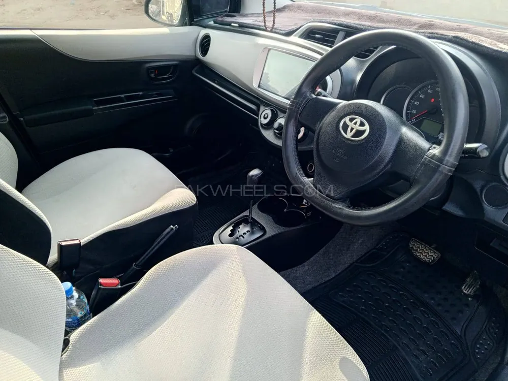 Toyota Vitz 2014 for Sale in Karachi Image-1