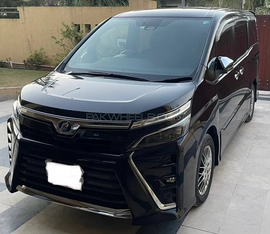 Toyota Voxy 2018 for Sale in Islamabad Image-1