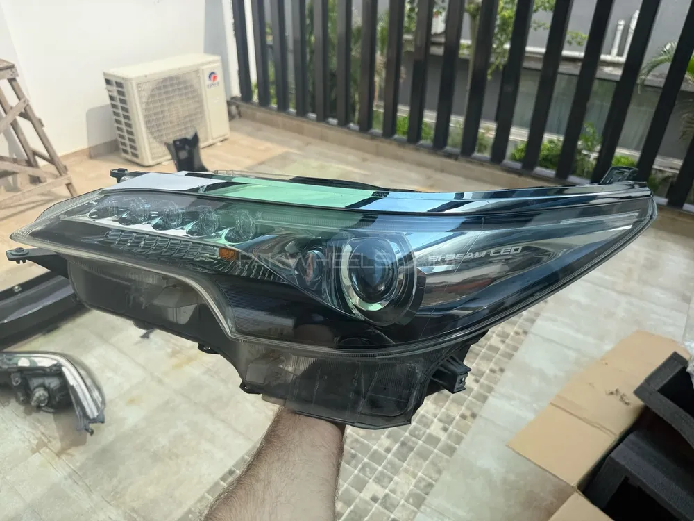 Toyota Fortuner 2018-2022 PASSENGER SIDE Headlight Genuine 10/10  Image-1