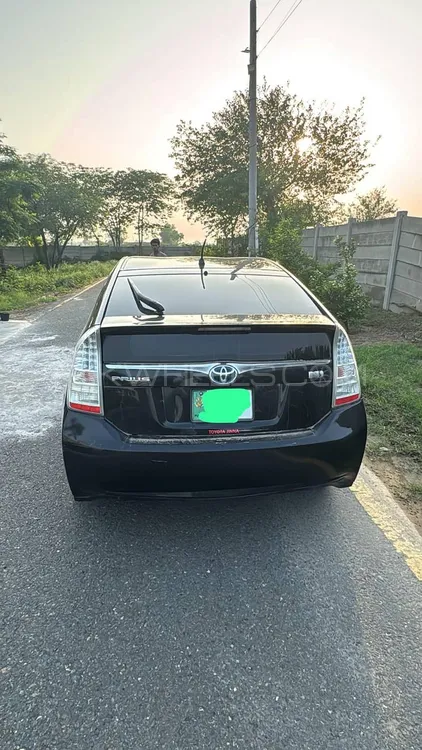 Toyota Prius 2011 for Sale in Lahore Image-1