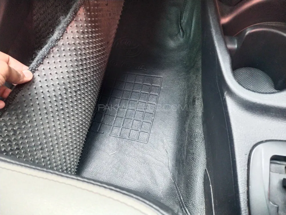 Toyota Vitz 2014 for Sale in Sambrial Image-1