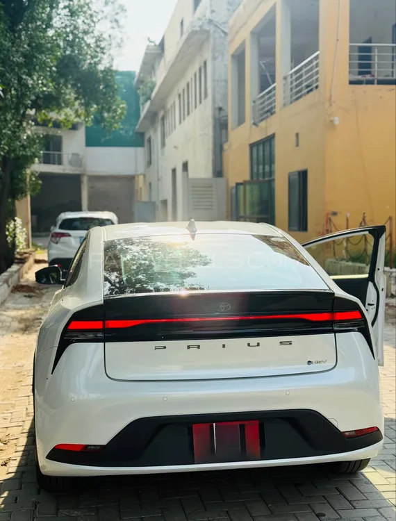 Toyota Prius 2023 for Sale in Sahiwal Image-1