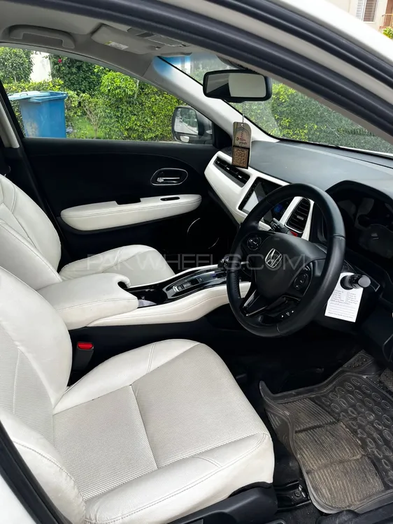 Honda Vezel 2015 for Sale in Karachi Image-1