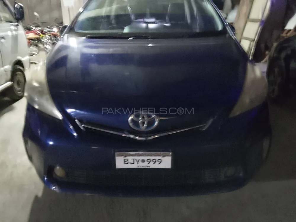 Toyota Prius Alpha 2013 for Sale in Lahore Image-1