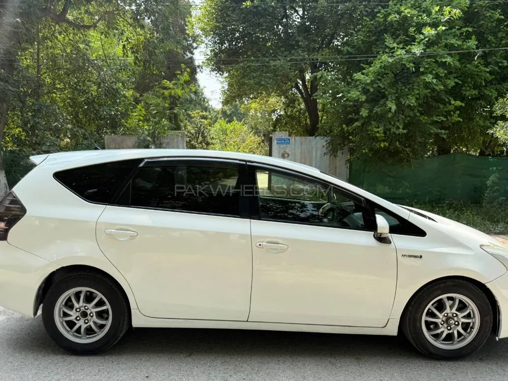 Toyota Prius Alpha 2013 for Sale in Peshawar Image-1