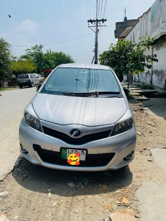 Toyota Vitz 2013 for Sale in Takhtbai Image-1