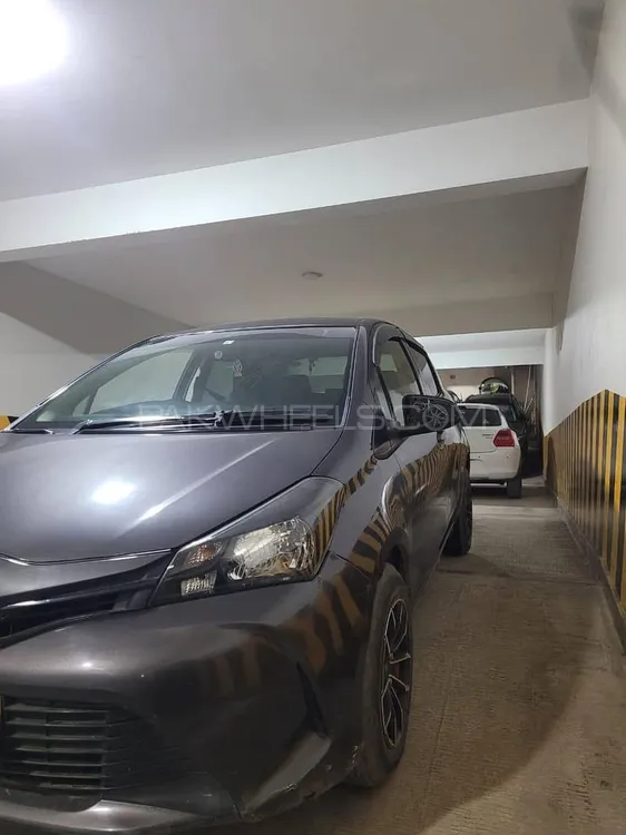 Toyota Vitz 2015 for Sale in Karachi Image-1