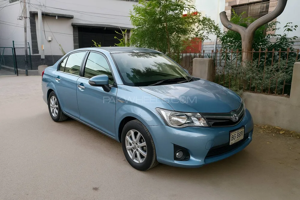 Toyota Corolla Axio 2013 for Sale in Karachi Image-1