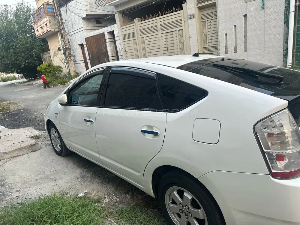 Toyota Prius 2010 for Sale in Mardan Image-1