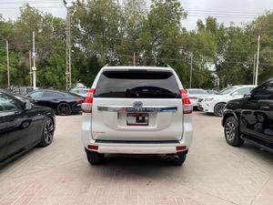 Toyota Prado TX
Model: 2013
Mileage: 96,000 km
Reg: 2016 khi

*7 seater 
*Sunroof
*Beige room
