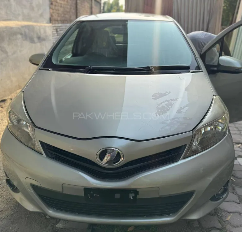 Toyota Vitz 2011 for Sale in Mardan Image-1