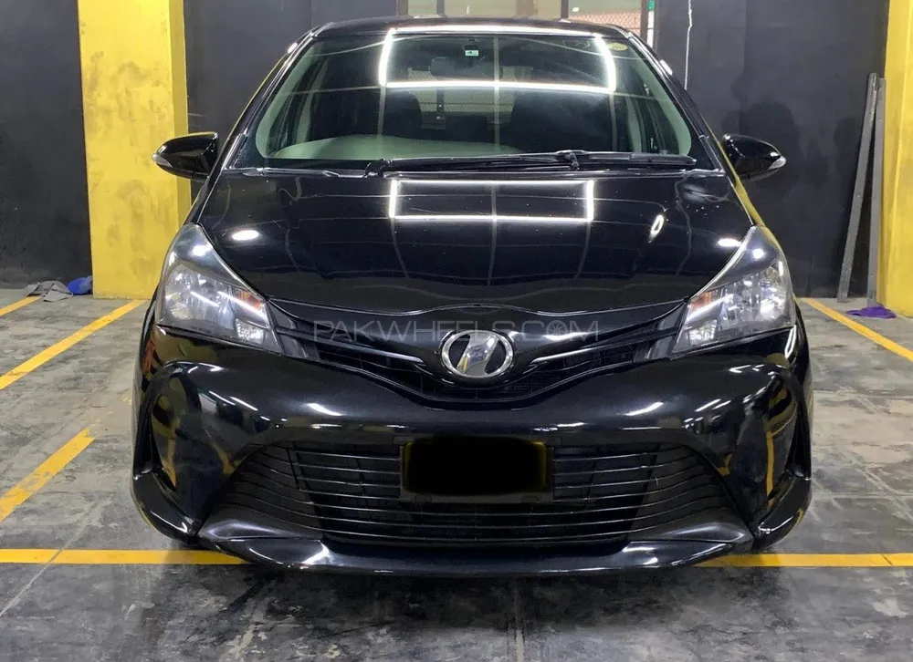Toyota Vitz 2015 for Sale in Karachi Image-1