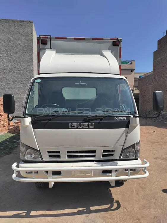 Isuzu NKR 2022 for Sale in Faisalabad Image-1