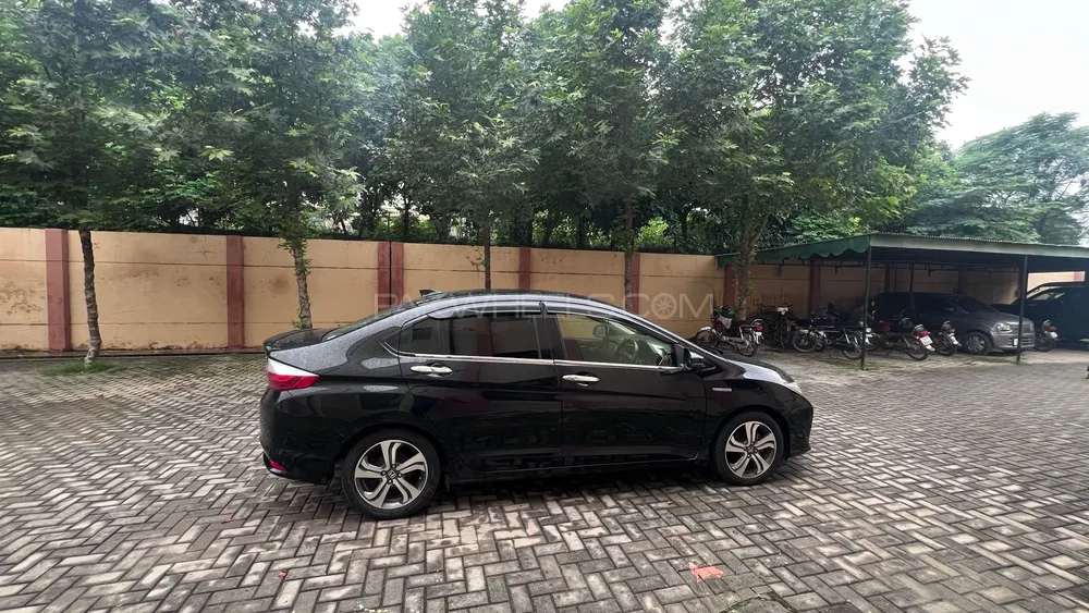 Honda Grace Hybrid 2015 for Sale in Islamabad Image-1