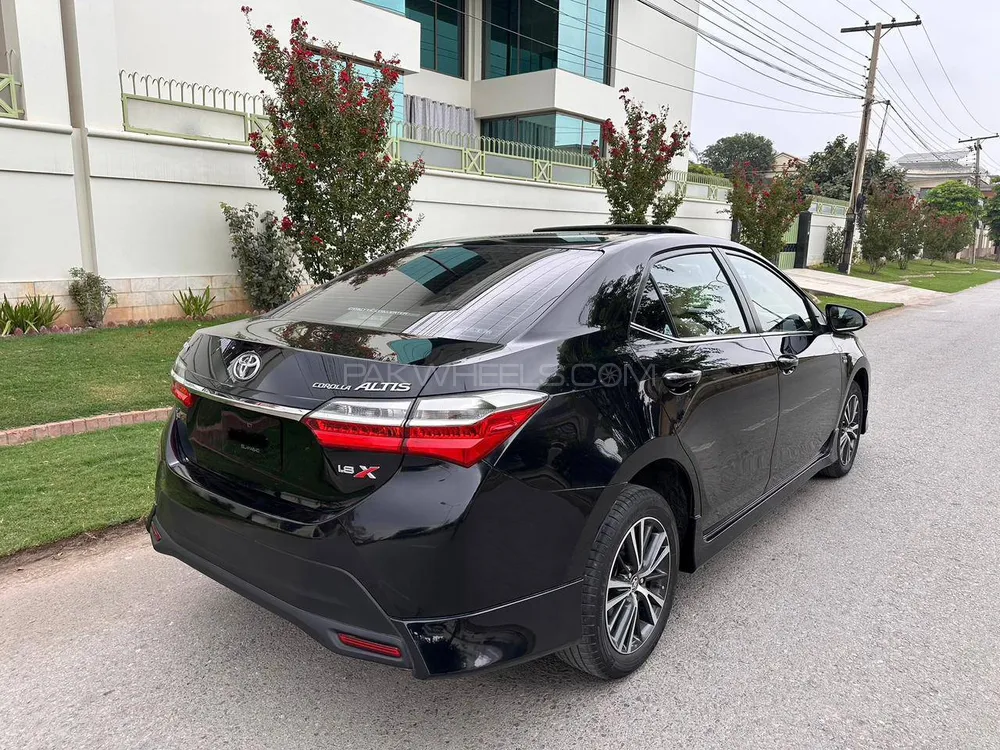 Toyota Corolla 2017 for Sale in Peshawar Image-1