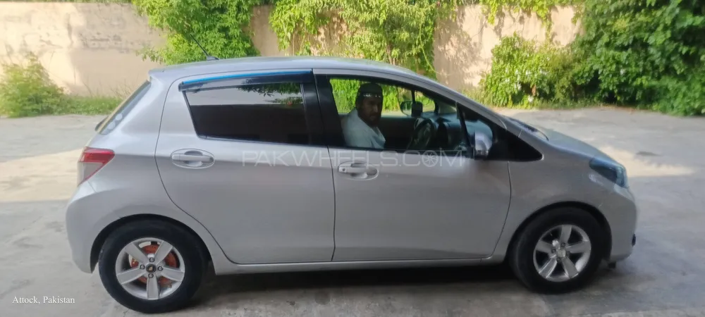 Toyota Vitz 2011 for Sale in Attock Image-1