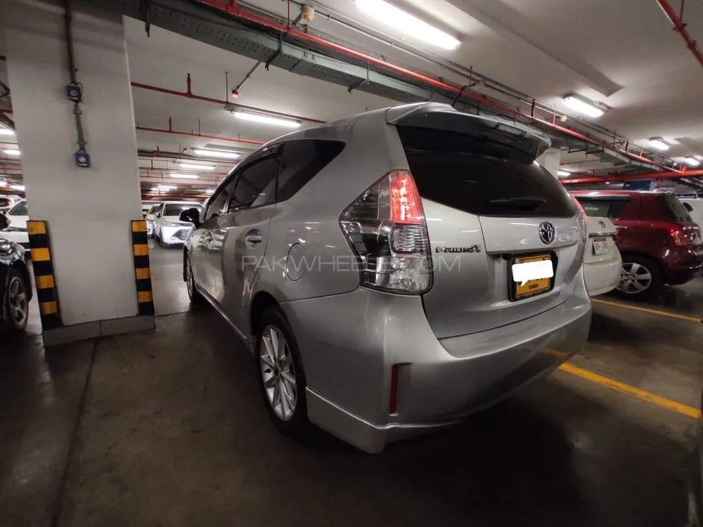 Toyota Prius Alpha 2012 for Sale in Karachi Image-1