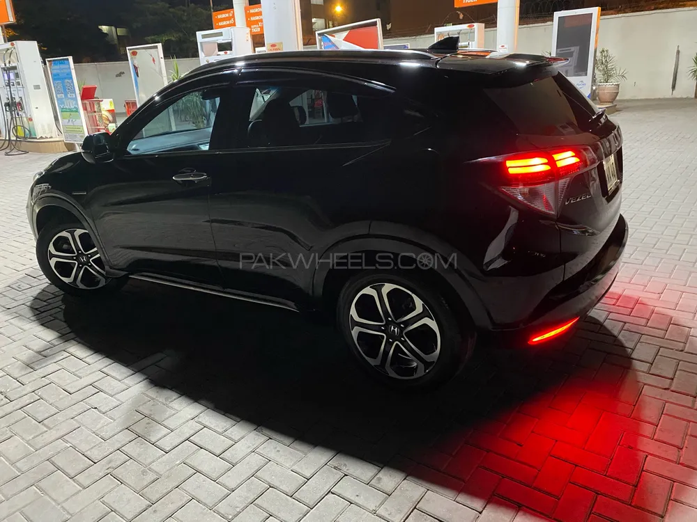 Honda Vezel 2017 for Sale in Islamabad Image-1