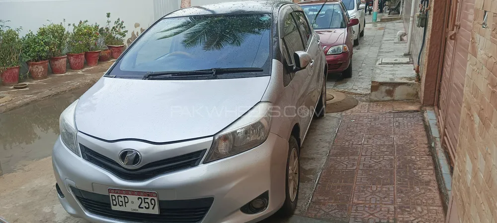 Toyota Vitz 2013 for Sale in Karachi Image-1