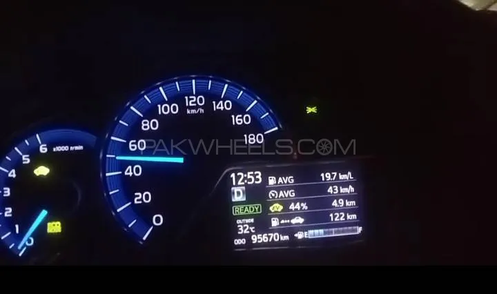 Toyota Corolla Axio 2013 for Sale in Karachi Image-1