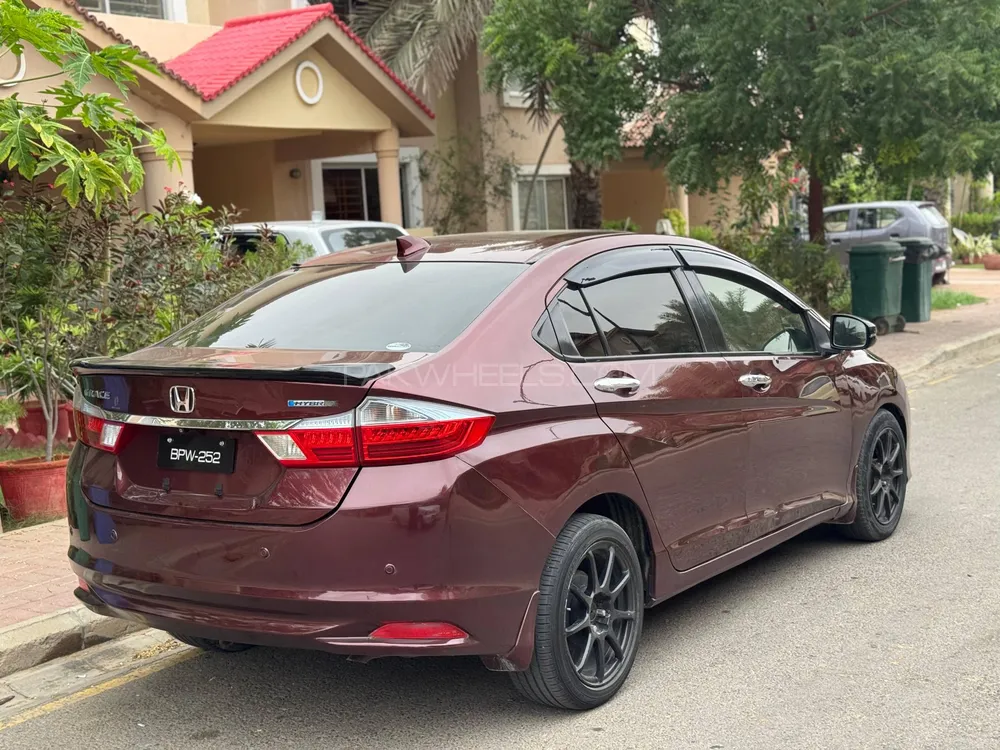 Honda Grace Hybrid 2014 for Sale in Karachi Image-1