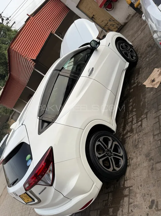 Honda Vezel 2015 for Sale in Karachi Image-1