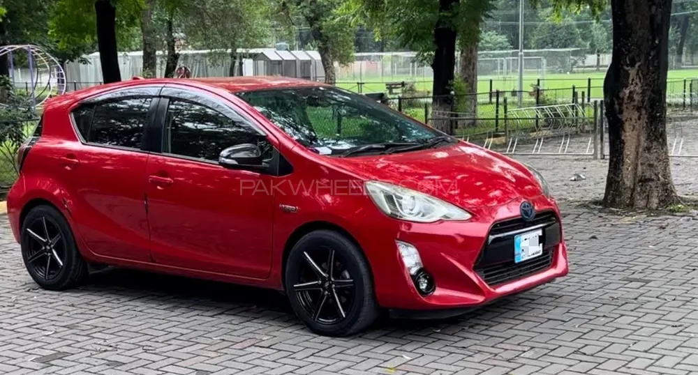 Toyota Aqua 2016 for Sale in Sialkot Image-1