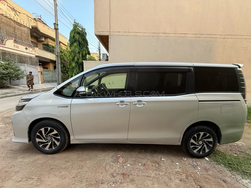 Toyota Voxy 2014 for Sale in Lahore Toyota Voxy 2014 for Sale in Lahore Image-3