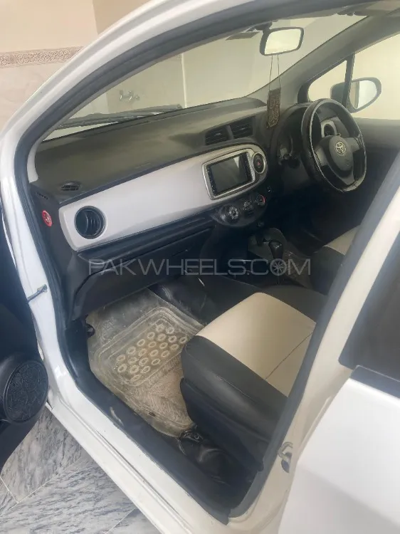 Toyota Vitz 2013 for Sale in Peshawar Image-1
