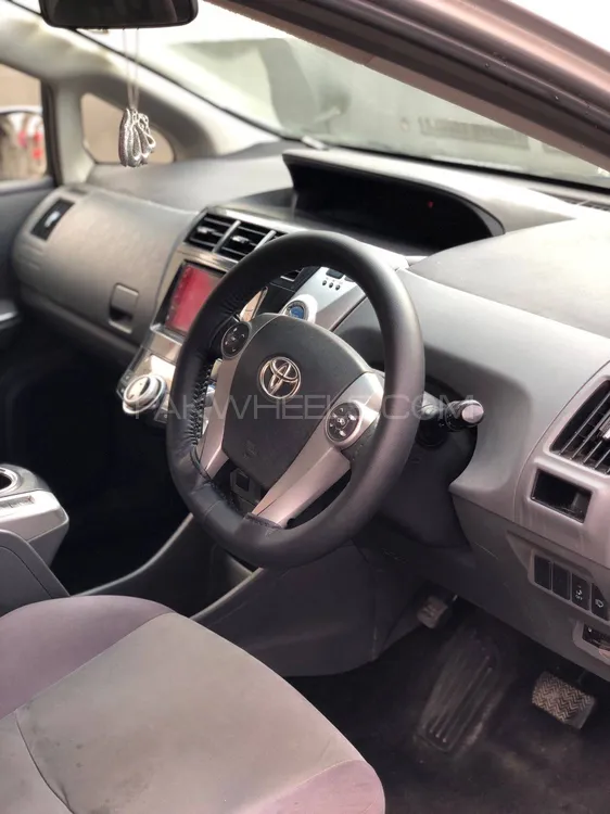 Toyota Prius Alpha 2011 for Sale in Lahore Toyota Prius Alpha 2011 for Sale in Lahore Image-10