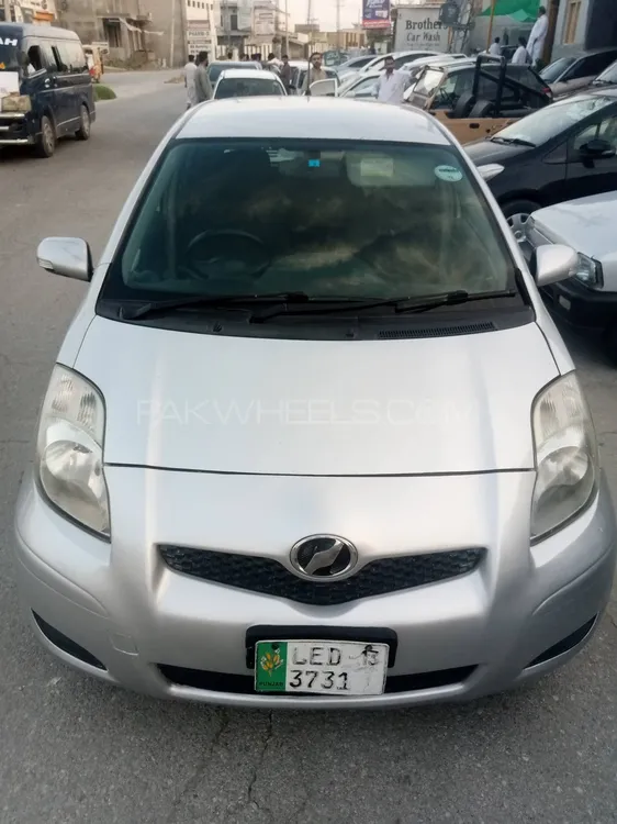 Toyota Vitz 2010 for Sale in Mardan Image-1