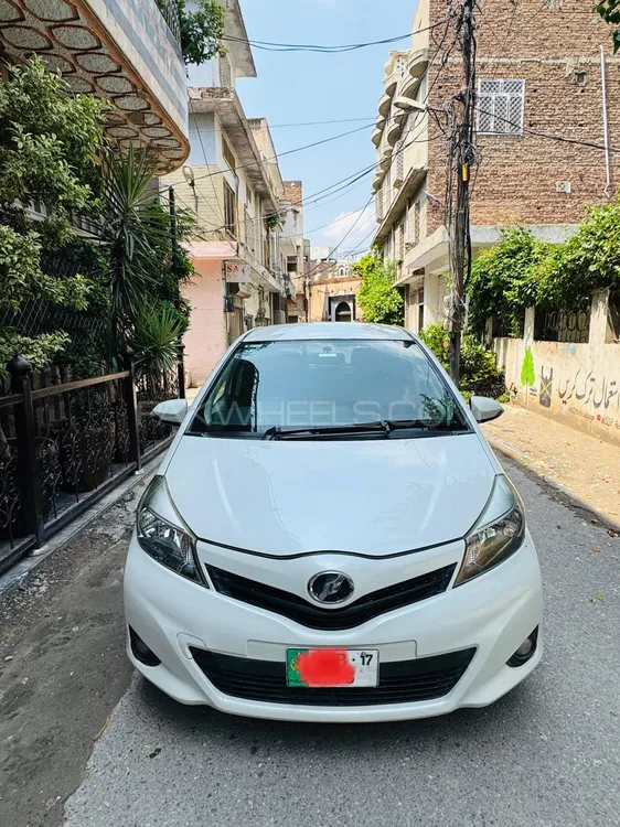 Toyota Vitz 2013 for Sale in Peshawar Image-1