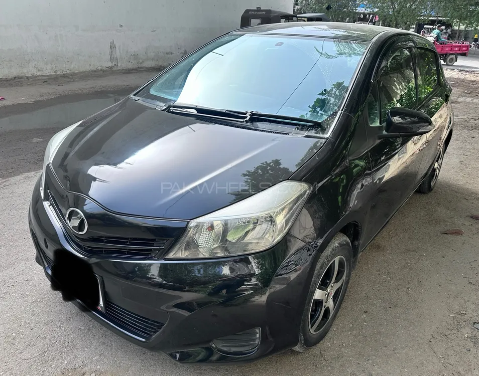Toyota Vitz 2013 for Sale in Karachi Image-1