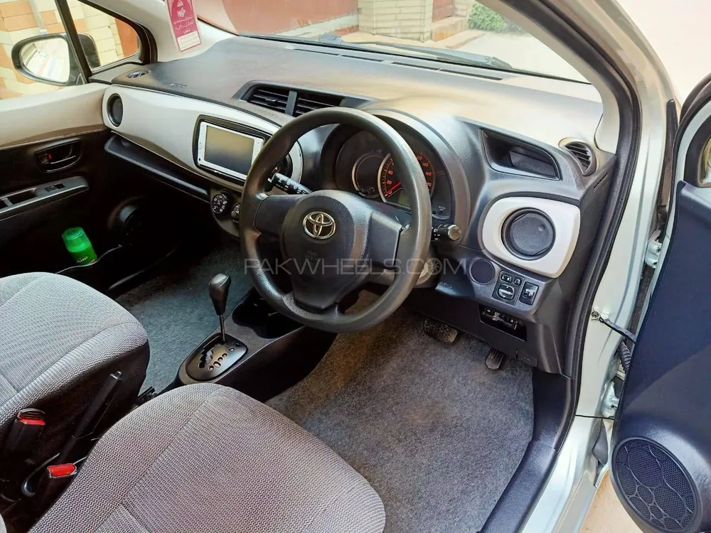 Toyota Vitz 2013 for Sale in Peshawar Image-1