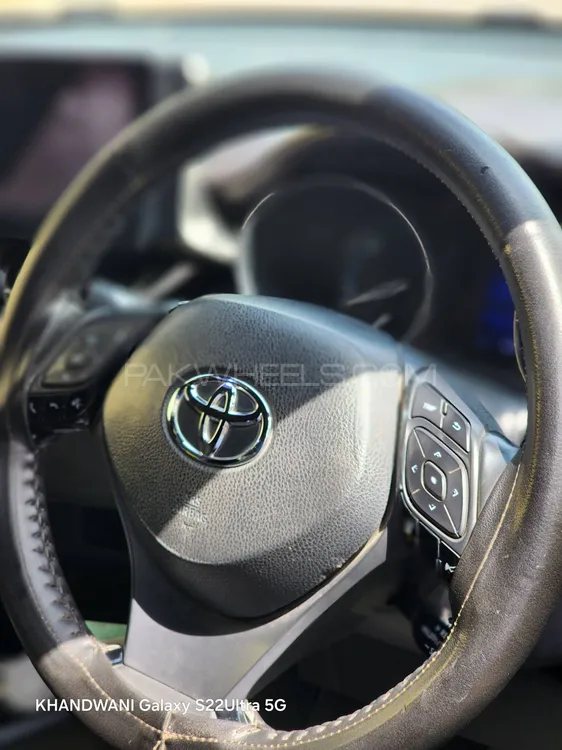 Toyota C-HR 2017 for Sale in Karachi Toyota C-HR 2017 for Sale in Karachi Image-10
