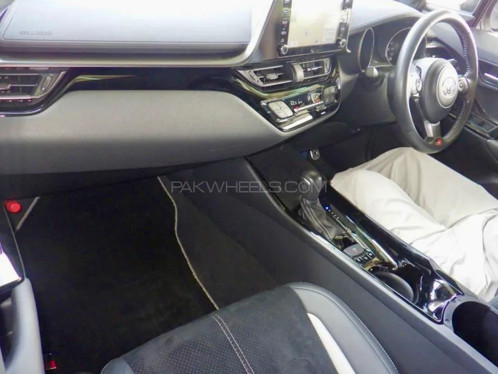Toyota C-HR 2019 for Sale in Karachi Toyota C-HR 2019 for Sale in Karachi Image-2