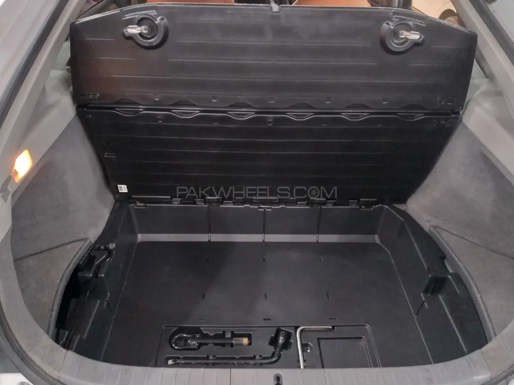 Toyota Prius 2011 for Sale in Karachi Toyota Prius 2011 for Sale in Karachi Image-9