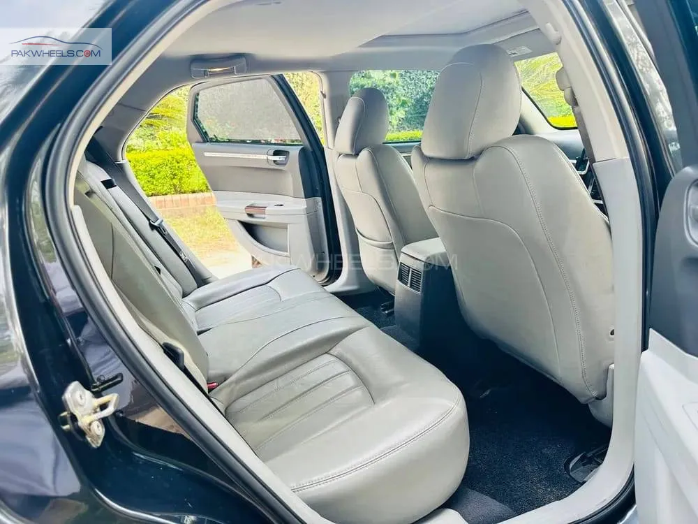 Chrysler 300 C 2006 for Sale in Lahore Chrysler 300 C 2006 for Sale in Lahore Image-14