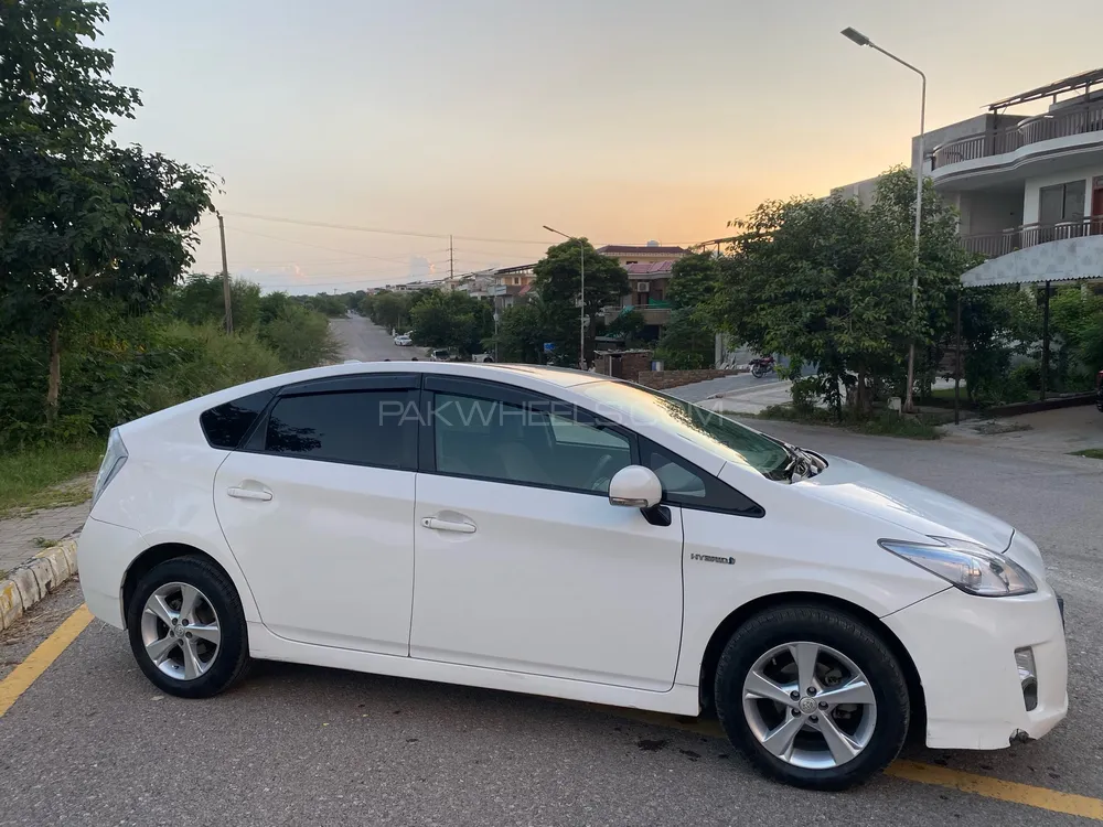 Toyota Prius 2011 for Sale in Islamabad Image-1